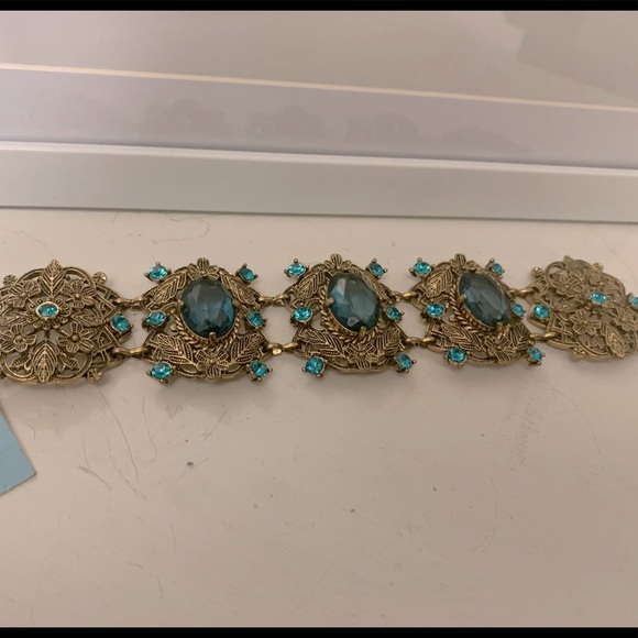 Elegant Vintage Bracelet - Picture 3 of 10